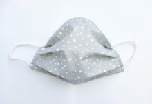 Cargar imagen en el visor de la galería, Mascarilla gris miniestrellas merakiheartmade
