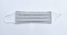 Cargar imagen en el visor de la galería, Mascarilla gris miniestrellas merakiheartmade
